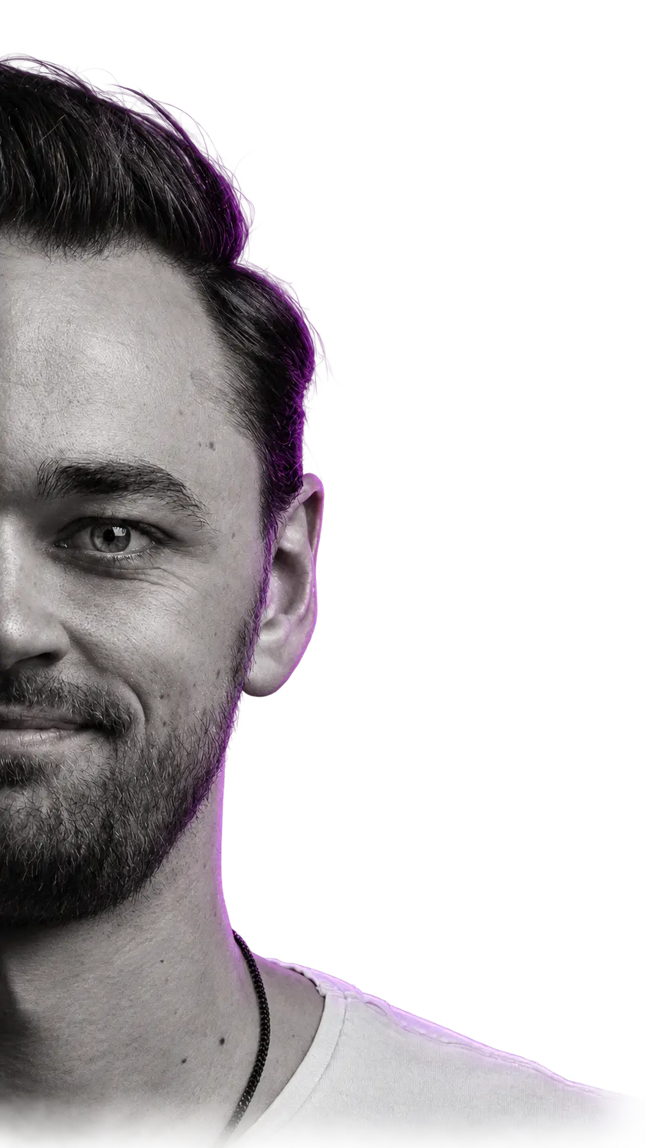 Angeschnittenes Schwarzweißporträt von Nick Schwarz mit violetten Lichtakzenten und transparentem Hintergrund.