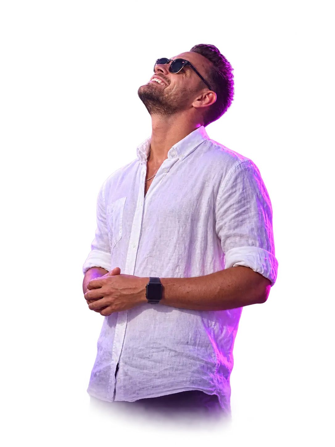 Nick Schwarz mit Blick nach oben links, freigestellt und mit violettem und magentafarbenem Bühnenlicht.